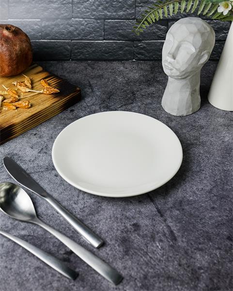 Тарелка без рима d 18 см BASIC Seasons